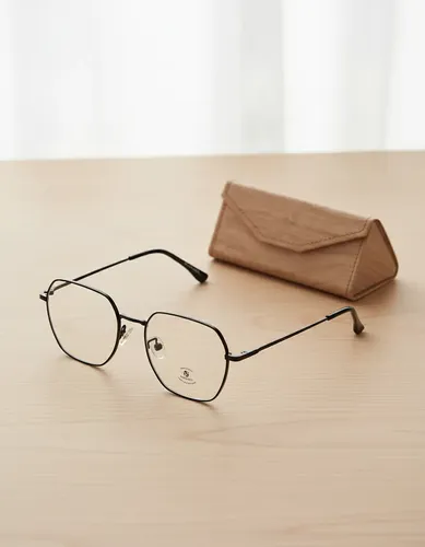 Mis ojos descansaron con los lentes Carezza mientras usaba la computadora