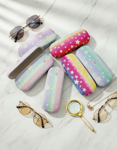 Estuche resistente con glitter para proteger tus anteojos en todo momento